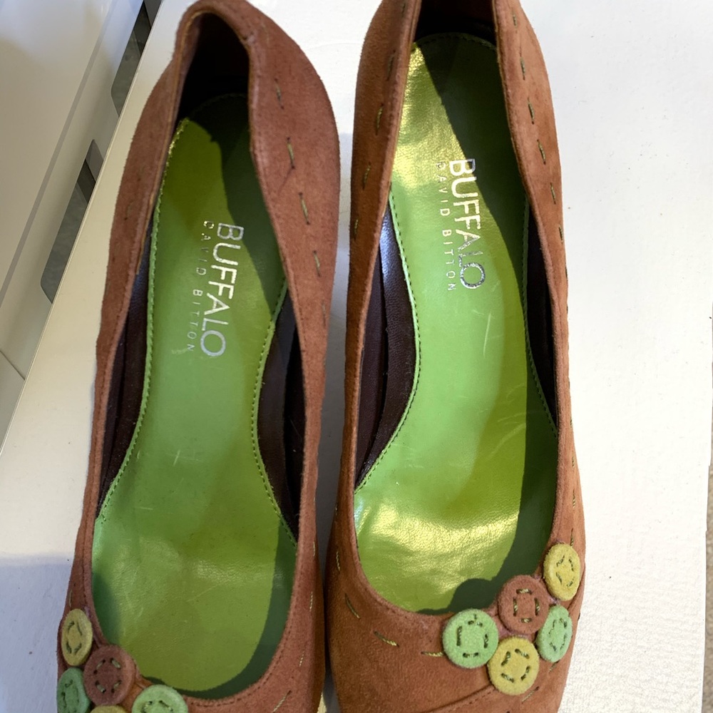 Buffalo David Bitton Tan Suede Round Toe Pumps 8.5 - Picture 2 of 5
